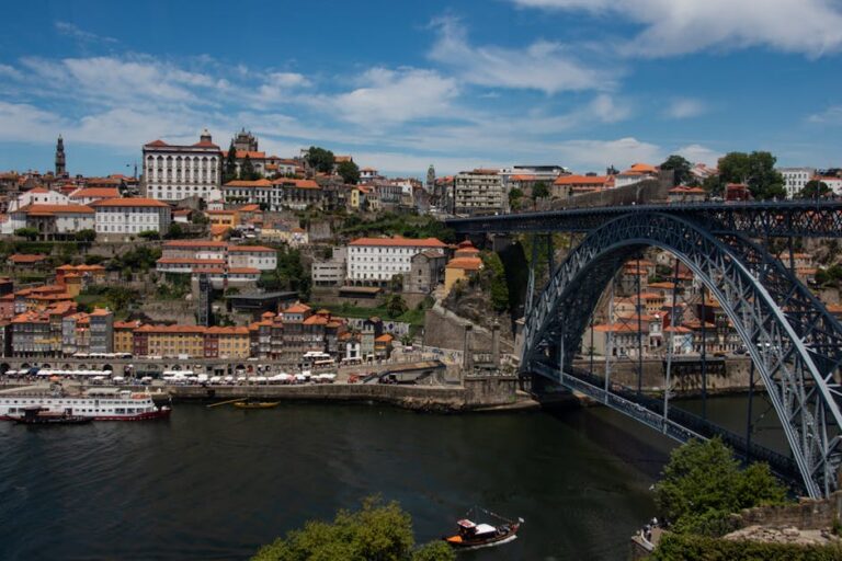porto,mosty,rzeka Douro,dzielnica Ribeira,winiarnie,most Dom Luís I,most Maria Pia,most Arrábida,port,klimatyczne dzielnice