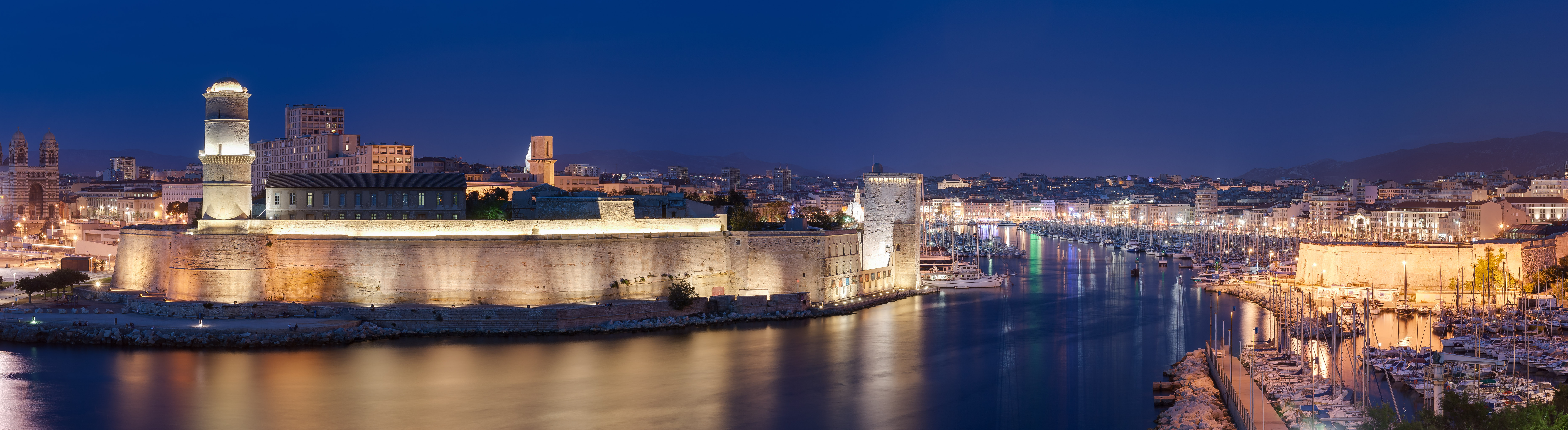 Vieux-Port de Marseille nocą z odbiciami świateł w wodzie