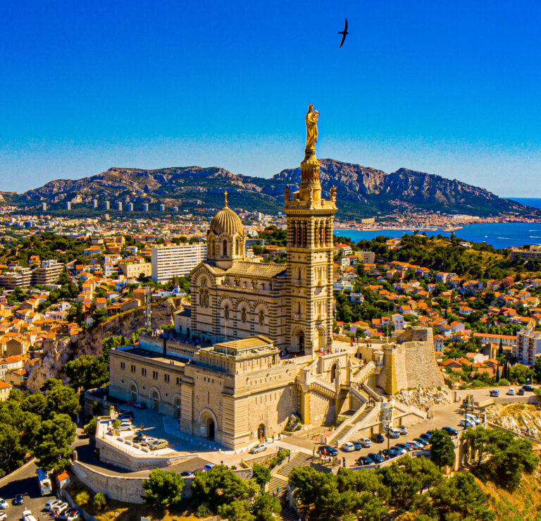 Widok z lotu ptaka na Notre-Dame de la Garde w Marsylii