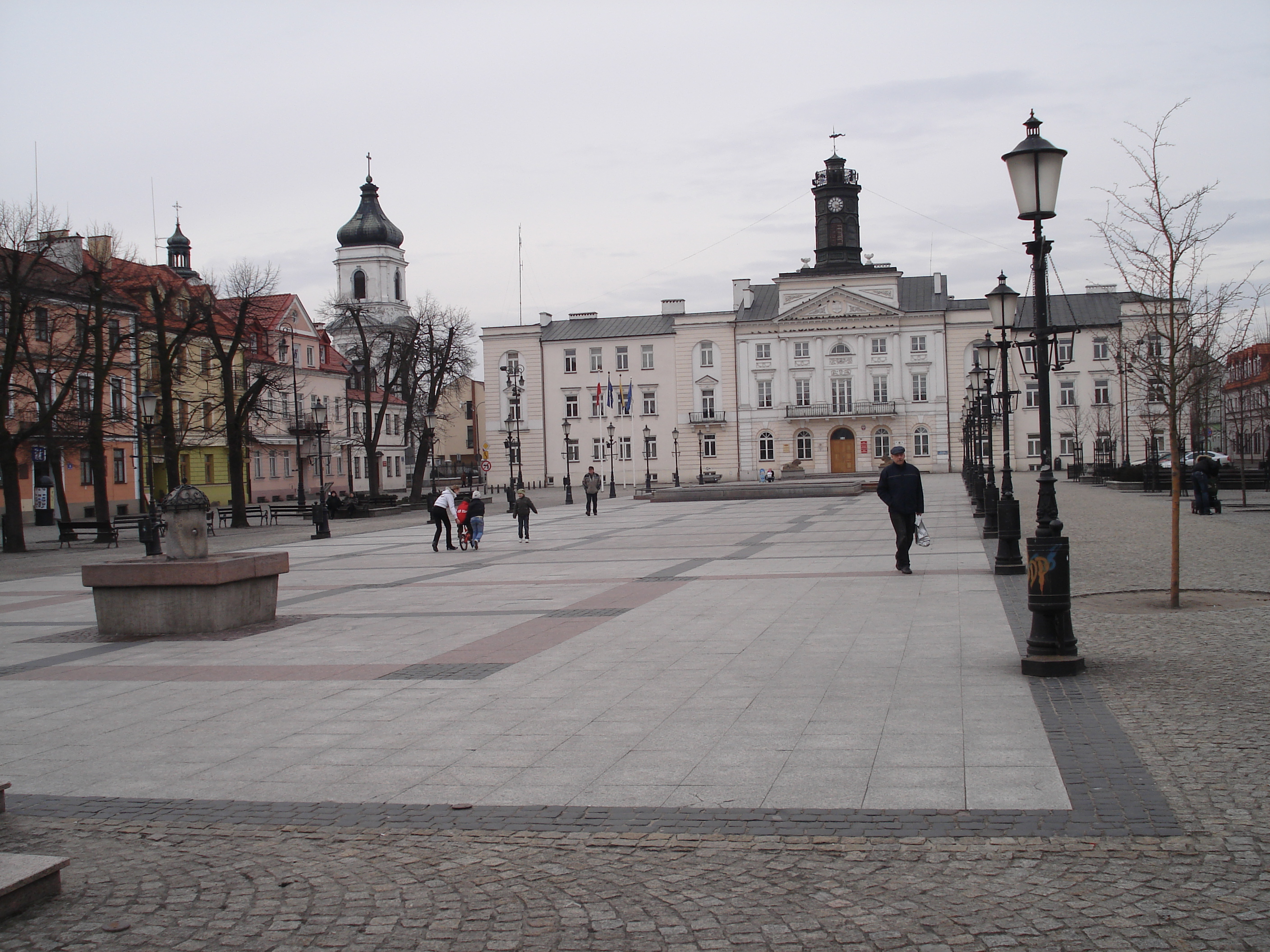 Stary Rynek w Płocku, widok na płytę rynku i kamienice